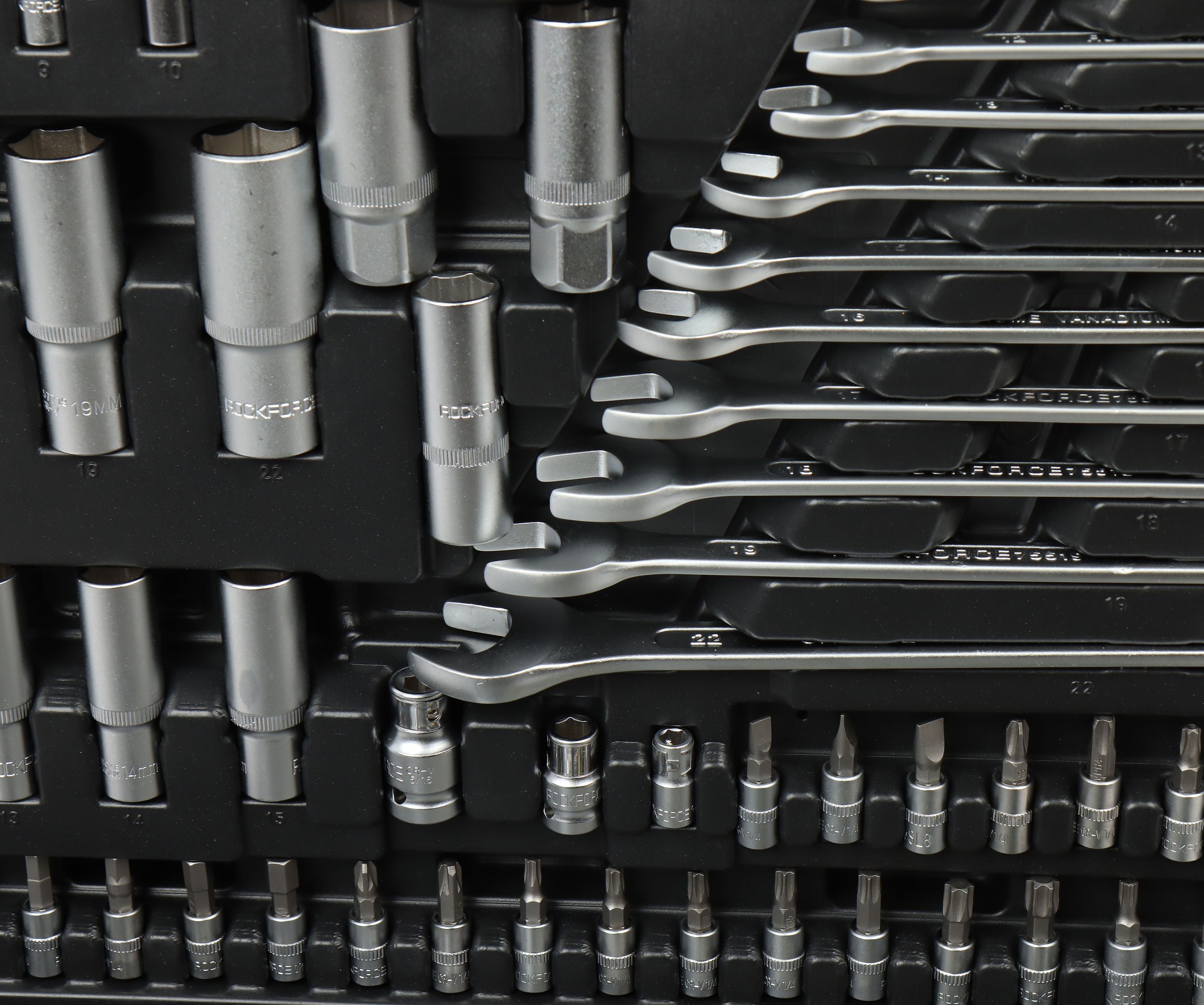 Набор инструмента RF-38841: 1/2"&1/4"&3/8"DR с 6-гранными головками 216пр.+3пр ROCKFORCE /1/2
