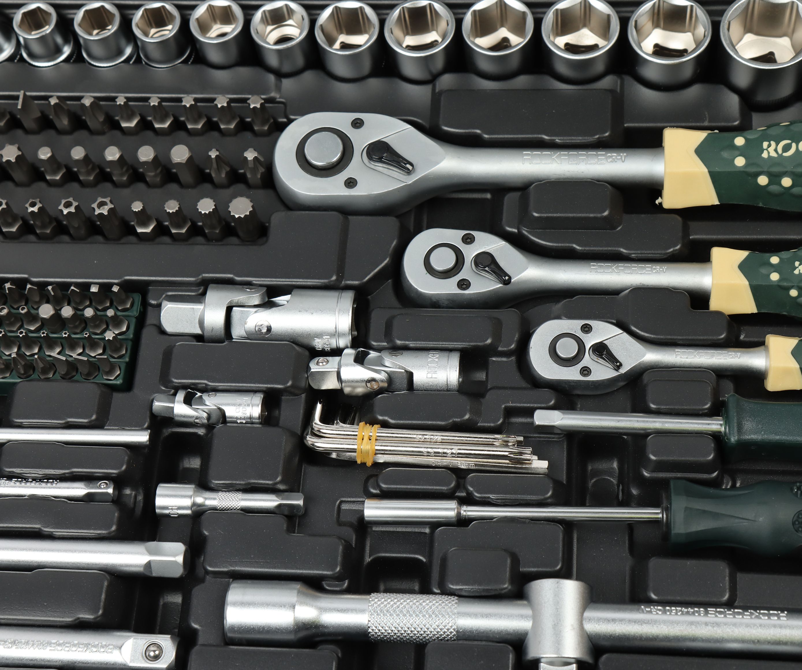 Набор инструмента RF-38841: 1/2"&1/4"&3/8"DR с 6-гранными головками 216пр.+3пр ROCKFORCE /1/2