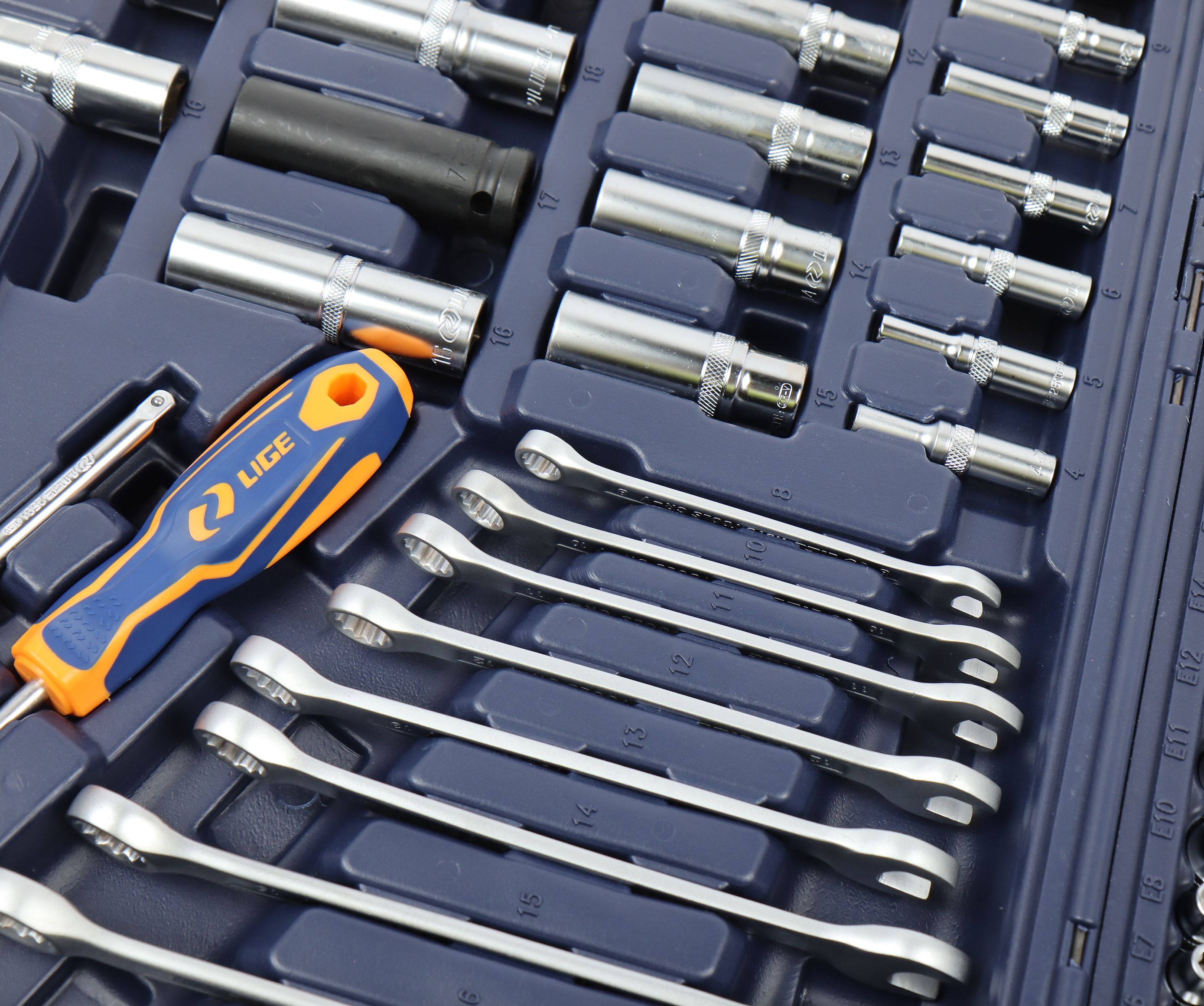 Набор инструмента 1/2"&1/4"&3/8" 6-гранный 218пр., в кейсе LG-S1218 LIGE /1
