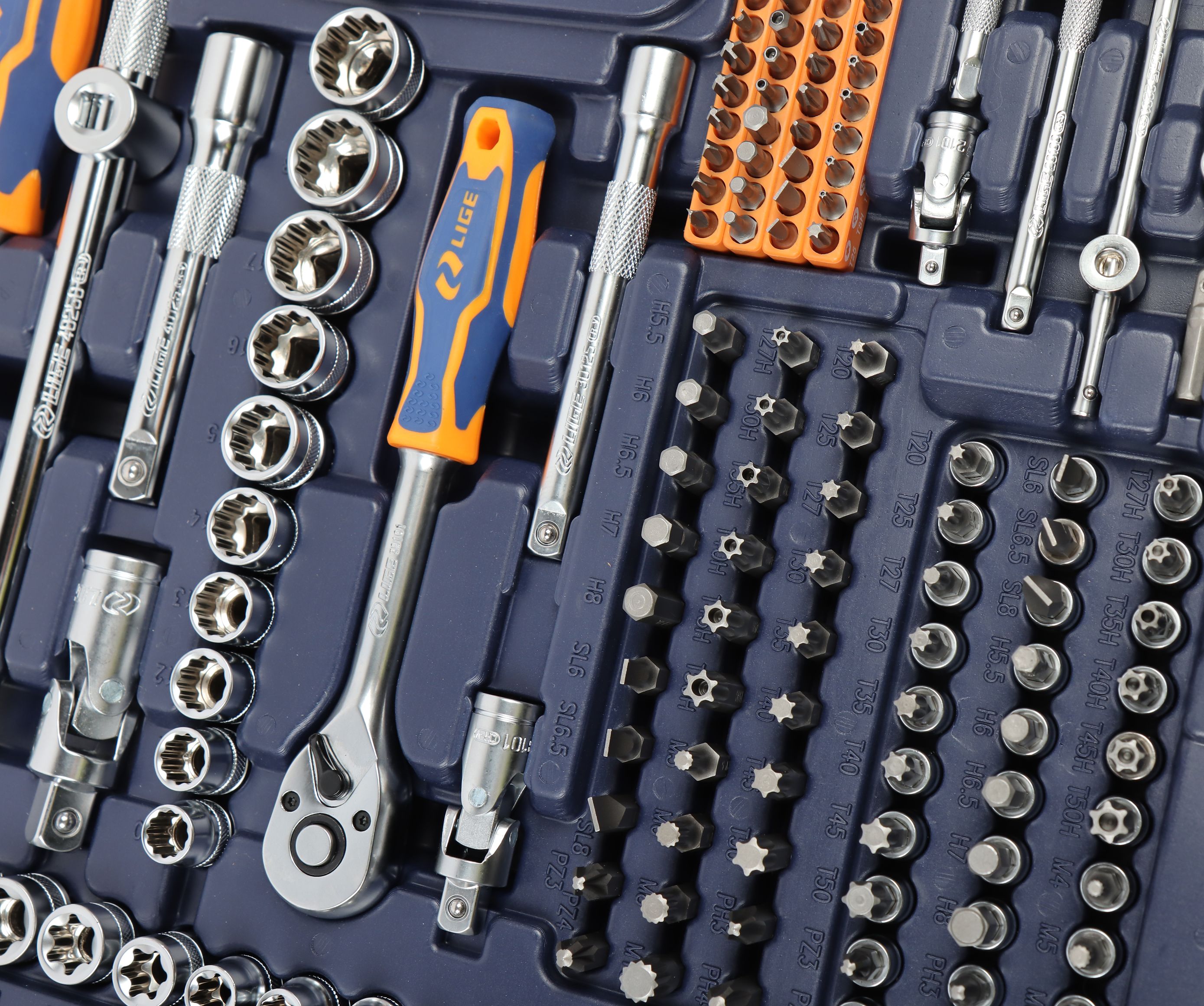 Набор инструмента 1/2"&1/4"&3/8" 6-гранный 218пр., в кейсе LG-S1218 LIGE /1