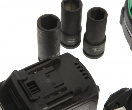 Гайковерт RF-WT02F1161 ударный аккумул. 1/2",головки17,19,21мм(2 БАТАРЕИ,20V,5.0AH LI-ION,1550об/мин,3 реж.усилия:130,400,1356Нм)в кейсе ROCKFORCE/1/4